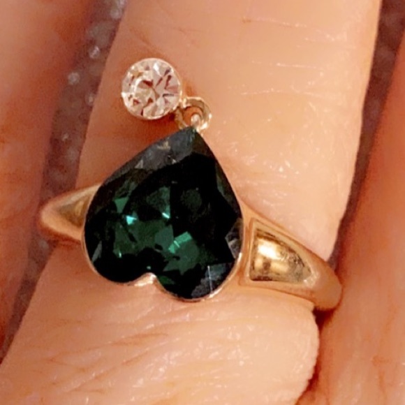 ๐Beautiful Green RING - Picture 2 of 6